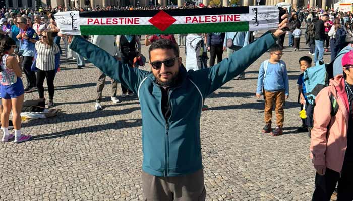 A Pakistani athlete participating in the Berlin Marathon 2026 supports Palestinian while displaying the Palestinian flag. — Reporter