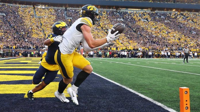 Hank Brown’s last-second touchdown pass lifts Iowa to 20-19 win over Michigan in Big Ten