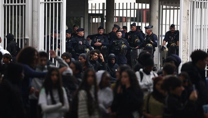 Injuries and arrests as high school students keep up blockade of French schools