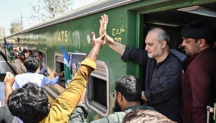 PM offers talks on petroleum levy as JI march arrives in Multan