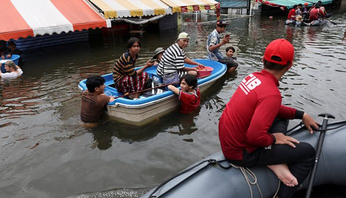 Thousands huddle in Bangkok shelters as Thai flood damages seen at 0m