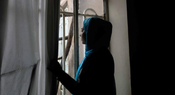 Afghanistan: Women face fresh dress code arrests amid record refugee returns