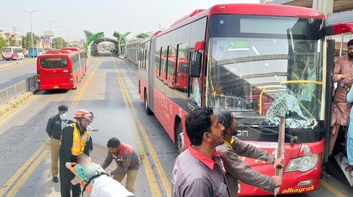 Metro Bus Crash leaves 10 Passengers Injured at Lahore’s Azadi Station