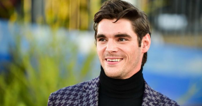Tributes pour in for