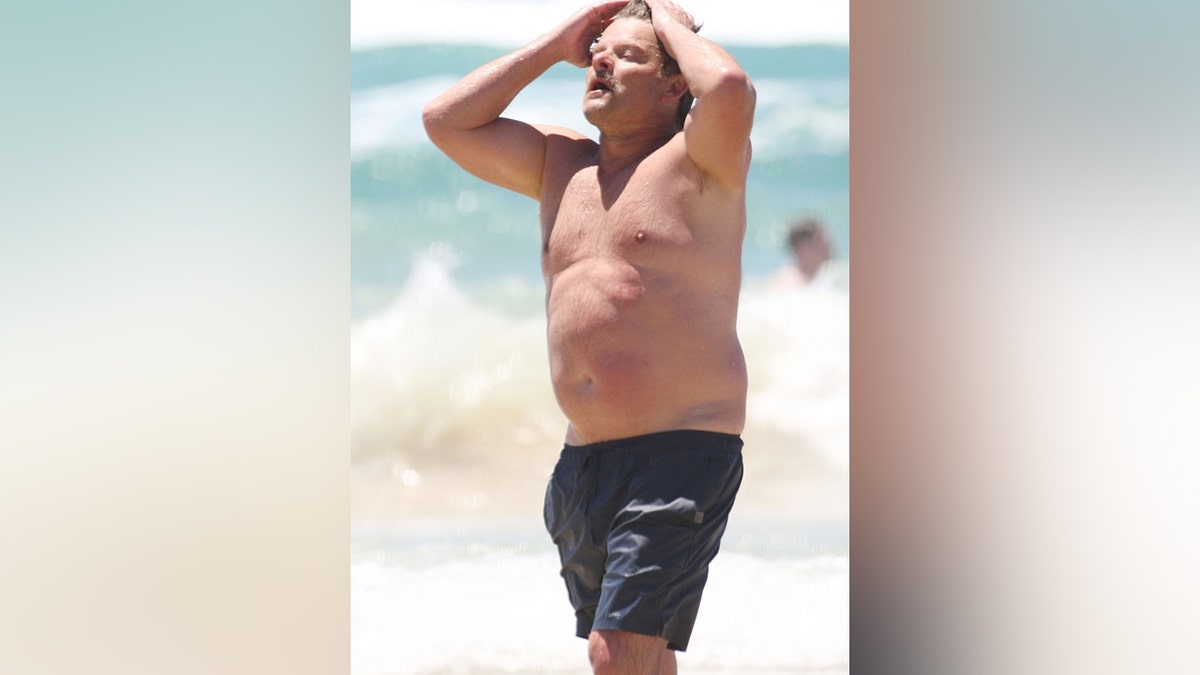 Steve Zahn on beach
